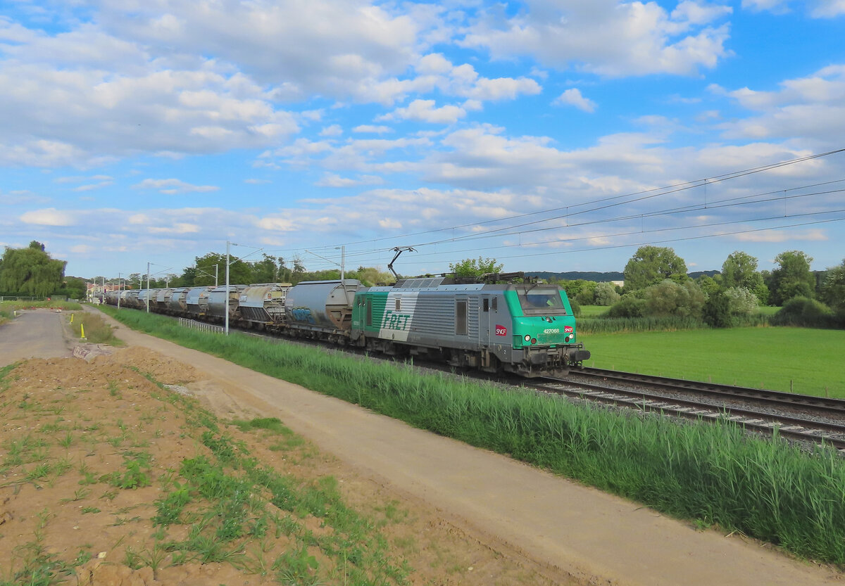 Hochfelden - 8. August 2024 : BB 27068 mit einem Getreidezug nach Gevrey.