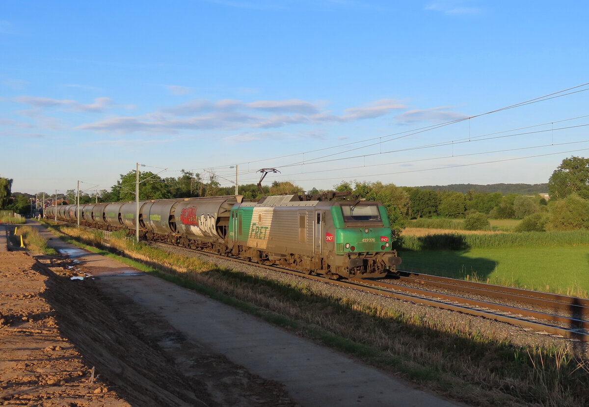 Hochfelden - 8. Juli 2024 : BB 27076 mit Getreidewagen von Hausbergen nach Perrigny.