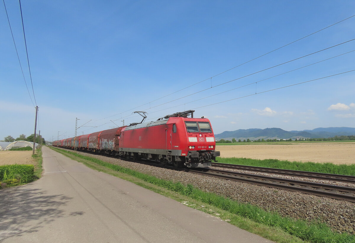 Hohberg - 30. april 2024 : 185 122 mit einem Stahlzug in Richtung Süden unterwegs. 

Link zum Video : https://www.youtube.com/watch?v=QwP3wvytr5o&t=3s