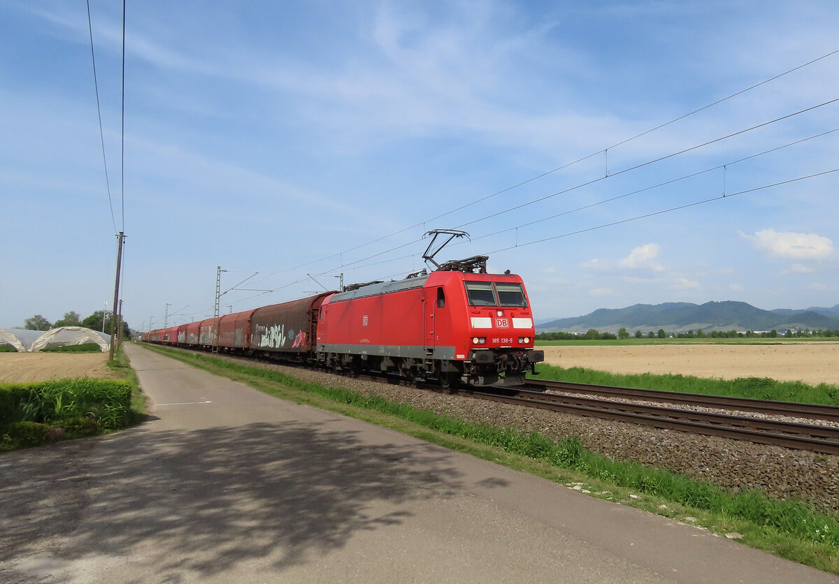 Hohberg - 30. april 2024 : 185 138 mit einem Stahlzug in Richtung Süden unterwegs. 

Link zum Video : https://www.youtube.com/watch?v=QwP3wvytr5o&t=3s