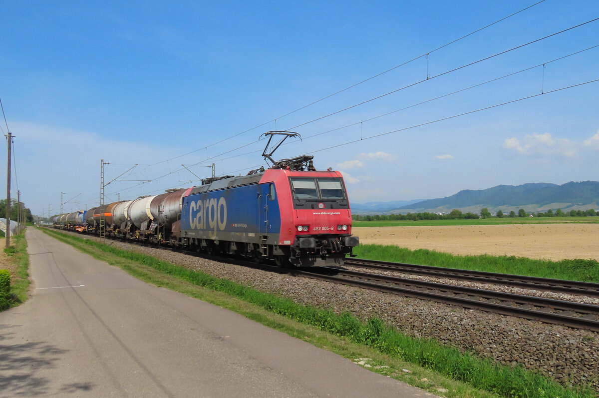 Hohberg - 30. April 2024 : Re 482 005 mit Kesselwagen in Richtung Süden unterwegs. 

Link zum Video : https://www.youtube.com/watch?v=QwP3wvytr5o&t=3s