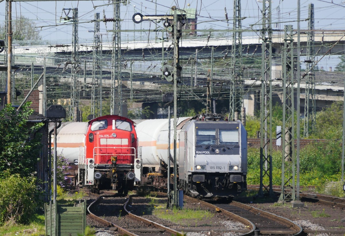 Hp 0 für 185 692 und ihren Kesselwagenzug im Gbf Neuss. Die Strecke Neuss - Köln ist noch wegen Unwetterschäden gesperrt. (Neuss, 12.6.14)