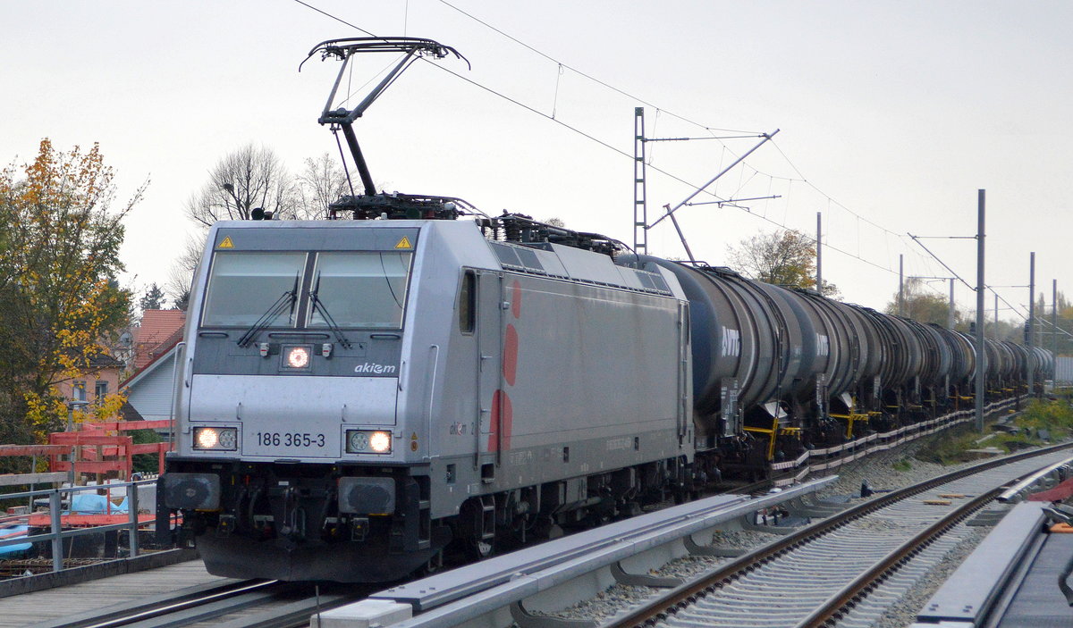 HSL - HSL Logistik GmbH, Hamburg-Tiefstack [D] mit der Akiem Lok  186 365-3  [NVR-Nummer: 91 80 6186 365-3] und Kesselwagenzug (leer) Richtung Stendell am 06.11.20 Berlin Karow.   