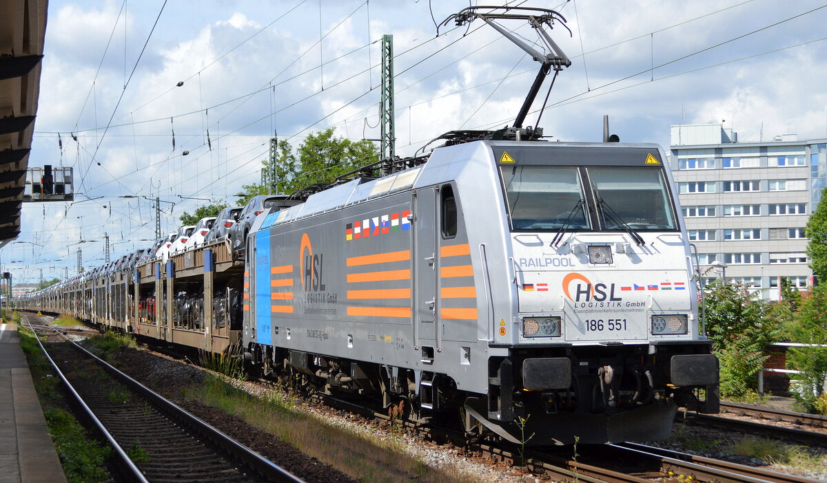 HSL Logistik GmbH, Hamburg [D] mit der Railpool Lok  186 551  [NVR-Nummer: 91 80 6186 551-8 D-Rpool] und PKW-Transportzug am 08.06.22 Durchfahrt Bf. Magdeburg Neustadt.