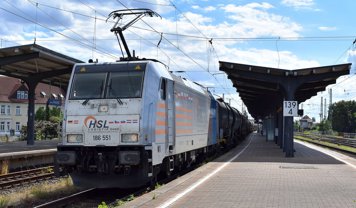 HSL Logistik GmbH, Hamburg [D] mit der Railpool Lok  186 551  [NVR-Nummer: 91 80 6186 551-8 D-Rpool] und einem Kesselwagenzug am 08.07.24 Durchfahrt Bahnhof Magdeburg Neustadt.