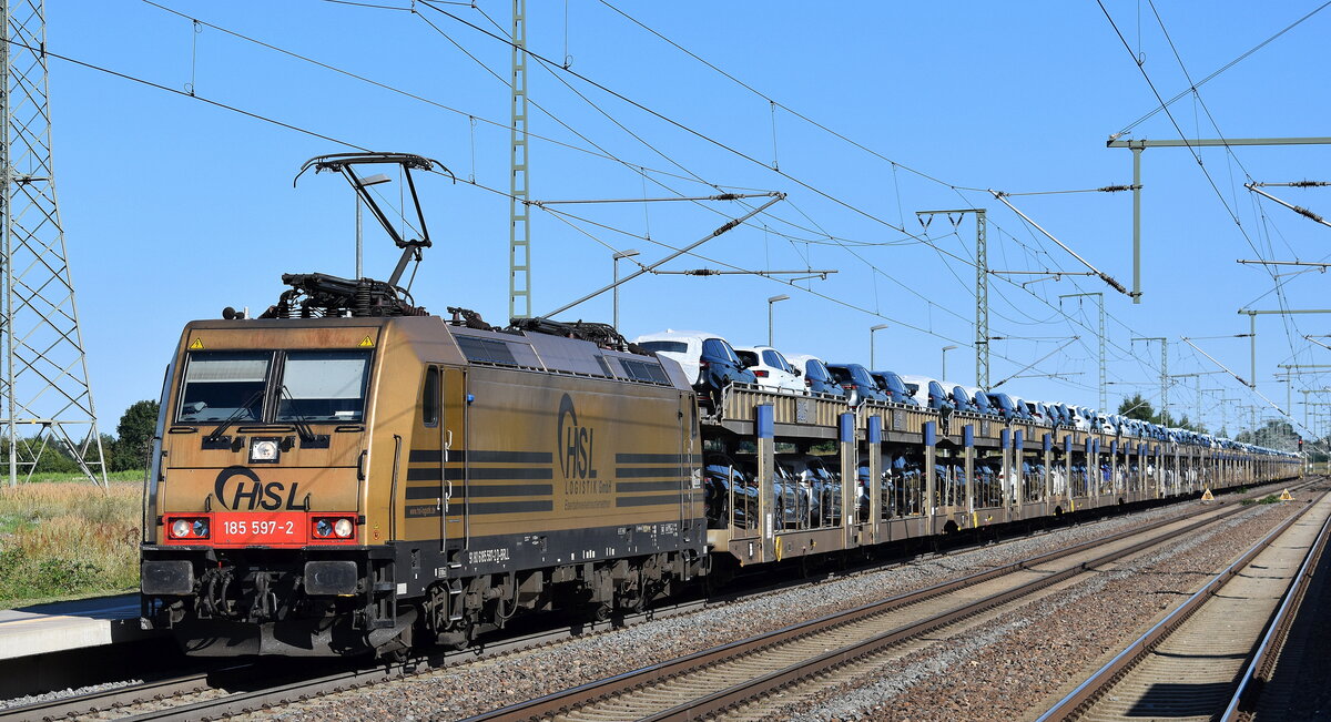 HSL Logistik GmbH, Hamburg [D] mit der BRLL Lok  185 597-2  [NVR-Nummer: 91 80 6185 597-2 D-BRLL] und einem PKW-Transportzug am 06.08.24 Durchfahrt Bahnhof Rodleben.