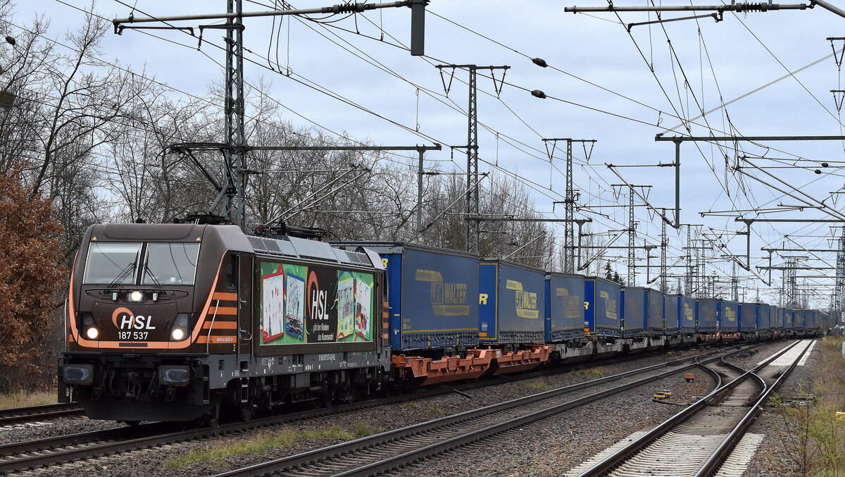 HSL Logistik GmbH, Hamburg [D] mit ihrer  187 537  [NVR-Nummer: 91 80 6187 537-6 D-HSL] und einem KLV-Zug am 29.11.24 Höhe Bahnhof Golm (Potsdam).