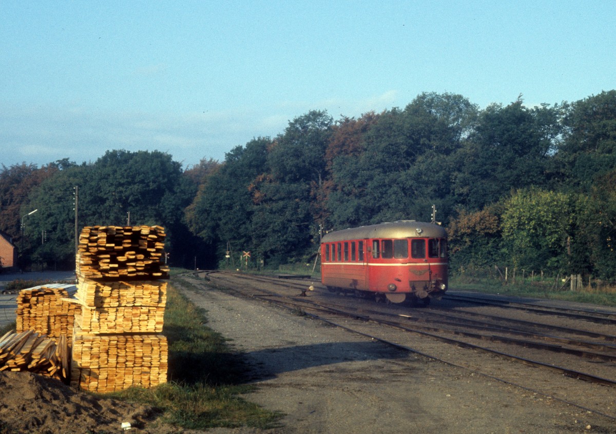 HTJ (Høng-Tølløse-Jernbane): OHJ-Schienenbus S 32 verlässt am 15. Oktober 1974 den Bahnhof Dianalund. Der Zug fährt nach Slagelse über Høng.
