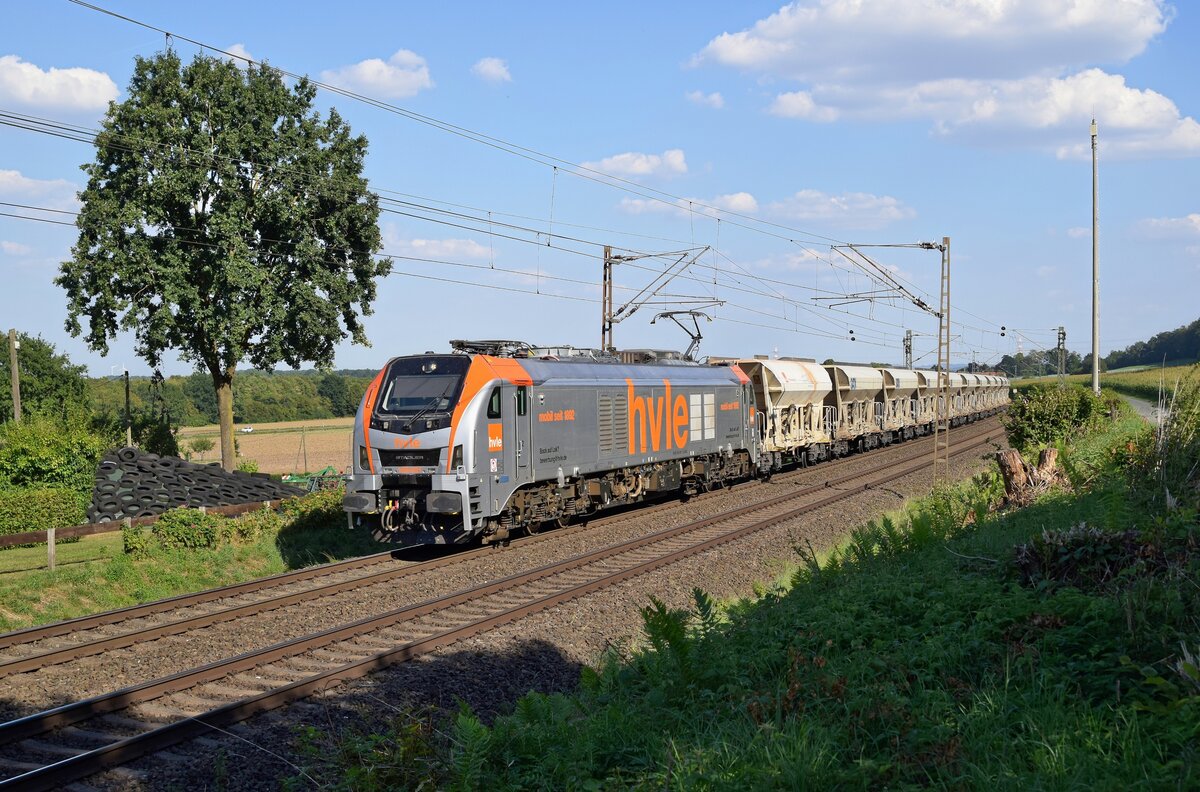 HVLE 159 001 (2159 001-7) mit Schüttgutwagenzug in Richtung Osnabrück (Bohmte-Stirpe, 24.08.2022).