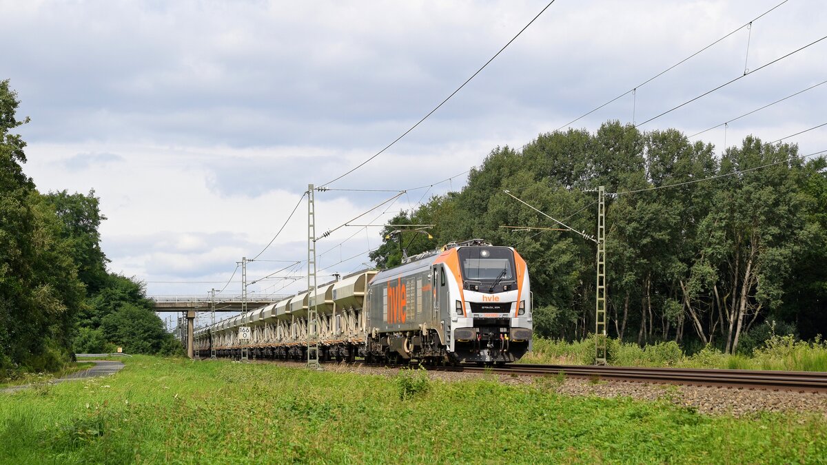 HVLE 159 005 (2159 005-8) mit Schüttgutwagenzug in Richtung Osnabrück (zwischen Lembruch und Diepholz, 25.08.2021).