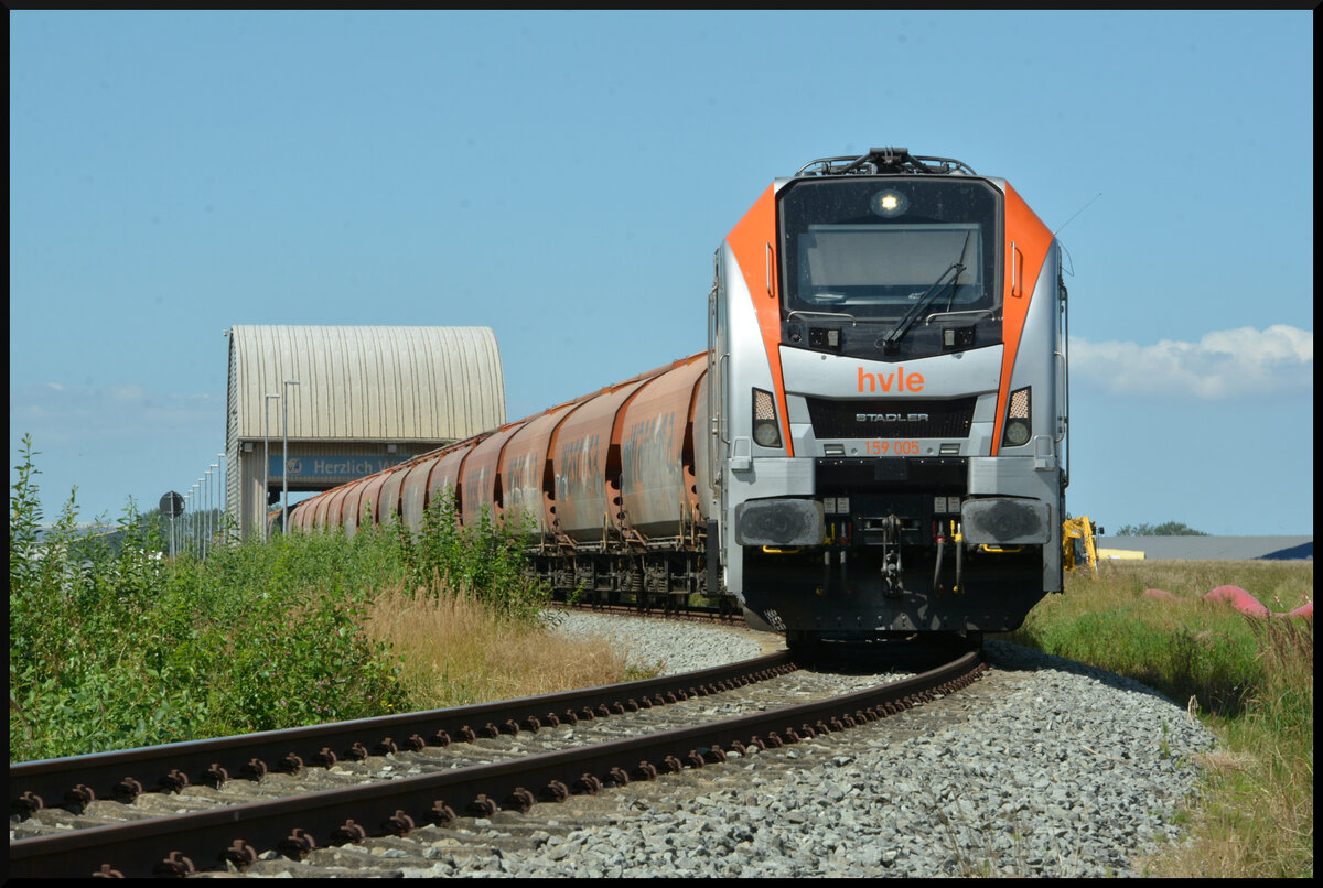 HVLE 159 005 mit einem Ganzzug WASCOSA Schüttgutwagen (Tagnpps) am 06.08.2024 im Anschluss des Hafen Vierow am Greifswalder Bodden. Mit dem Zug wurden rund 2000 Tonnen Getreide aus der Oberlausitz angeliefert.