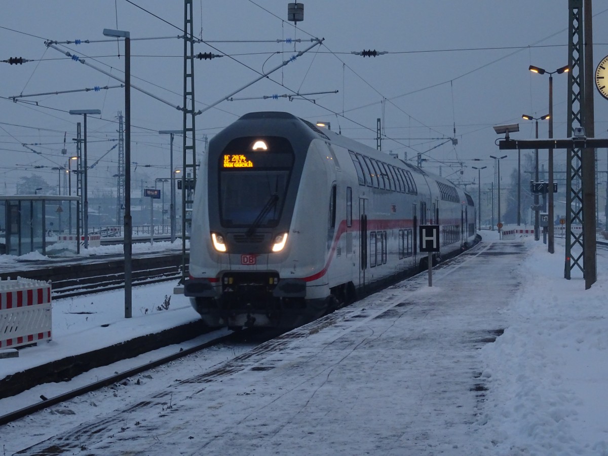 IC 2034 nach Norddeich bei der Einfahrt in Halle/Saale Hbf. Doppelstockwagen (Do2010) im Fernverkehr, geschoben von einer 146. Alles in IC-Farben. Hersteller von Lok und Wagen ist Bombardier.  Es hat lange gedauert, aber jetzt fahren sie! Aufgenommen am 7.1.2016. 