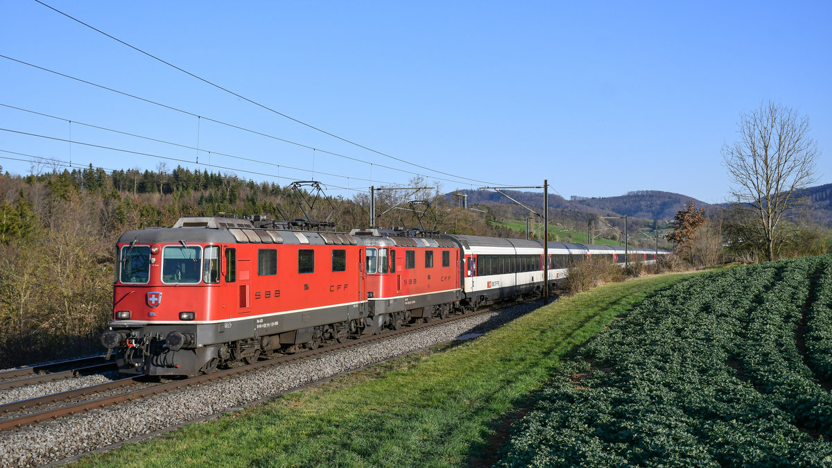 IC 3 (Zug 782) umgeleitet über den Bözberg mit Re 4/4 II 11114 und 11154. Aufgenommen bei Hornussen AG am Abend des 31.03.2021.