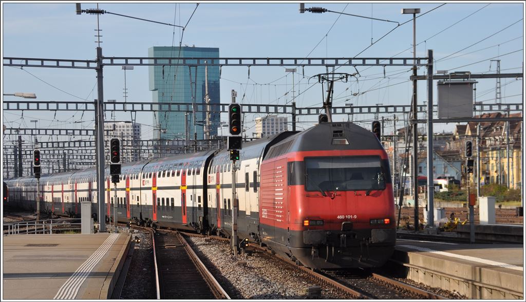 IC 571 mit 460 101-9 nach Chur verlässt den Zürcher HB. Im Hintergrund der Primetower. (13.12.2015)