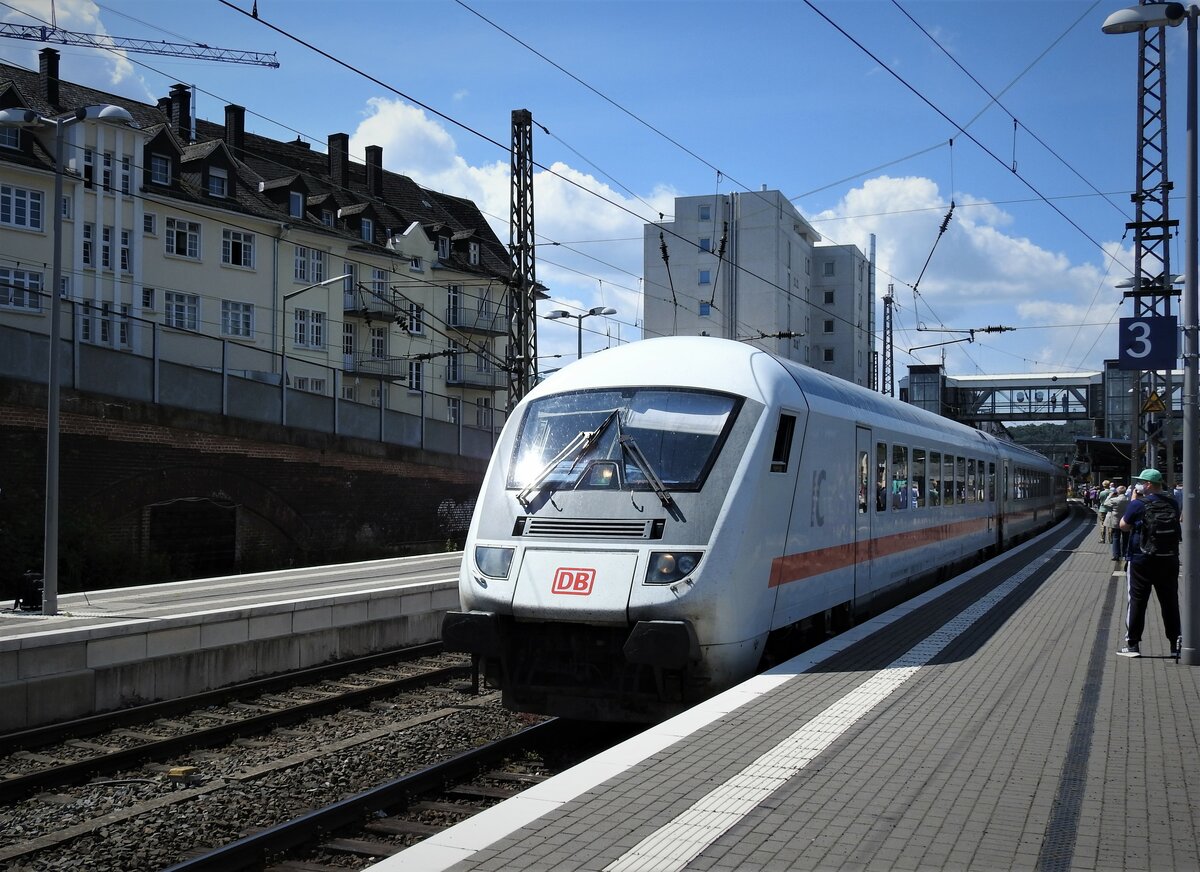 IC FRANKFURT-SIEGEN-NORDDEICH IM BAHNHOF SIEGEN
Seltener Gast im Bahnhof Siegen bei der Ausfahrt nach NORDDEICH,am 3.7.2021