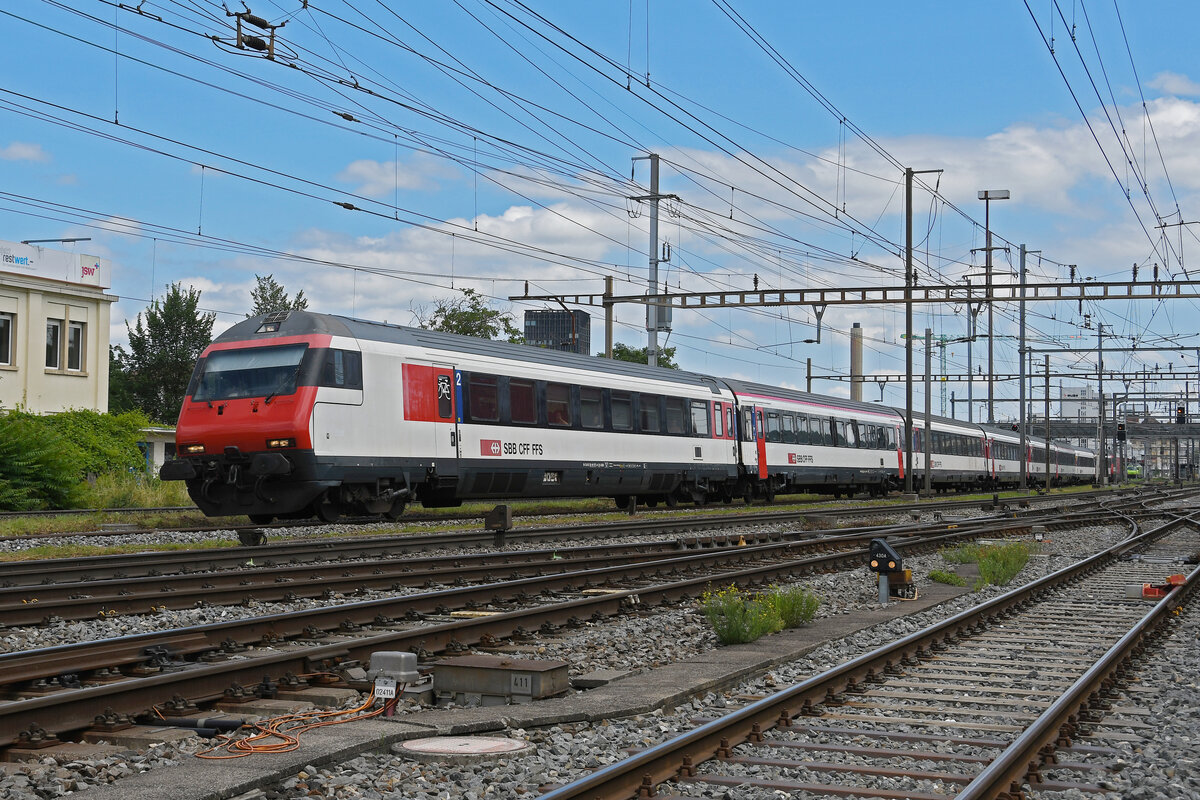 IC Steuerwagen Bt 50 85 28-94 973-0 durchfährt am 23.07.2024 den Bahnhof Pratteln.