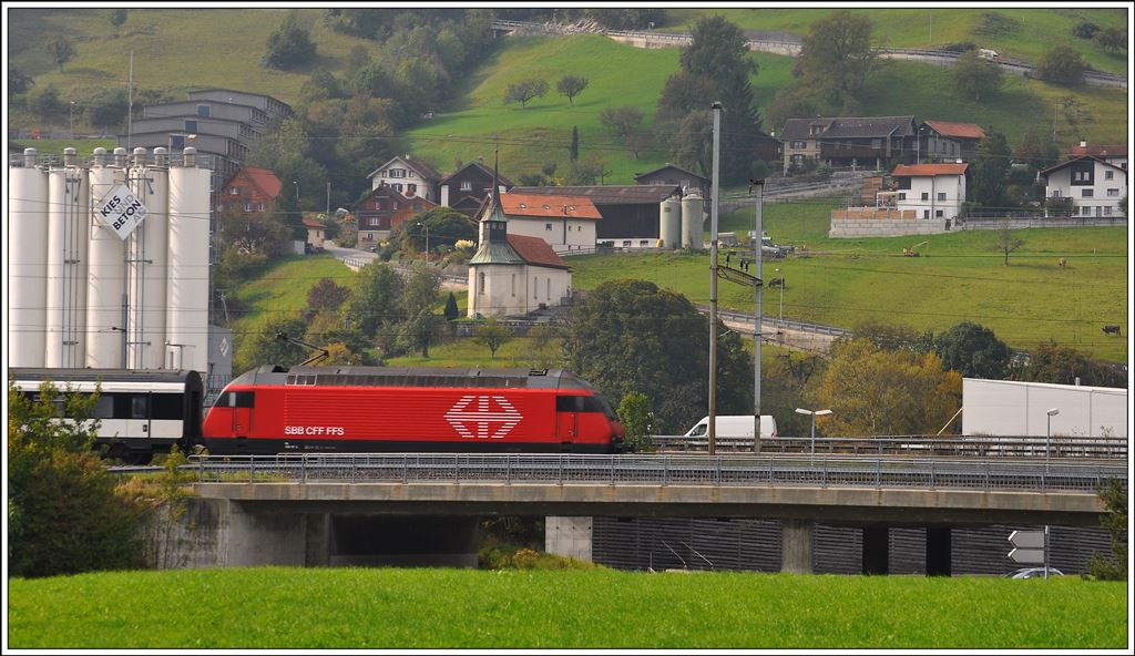 IC10774 nach Zürich mit Re 460 verlässt Landquart und passiert die Kapelle von Mastrils. (02.10.2014)