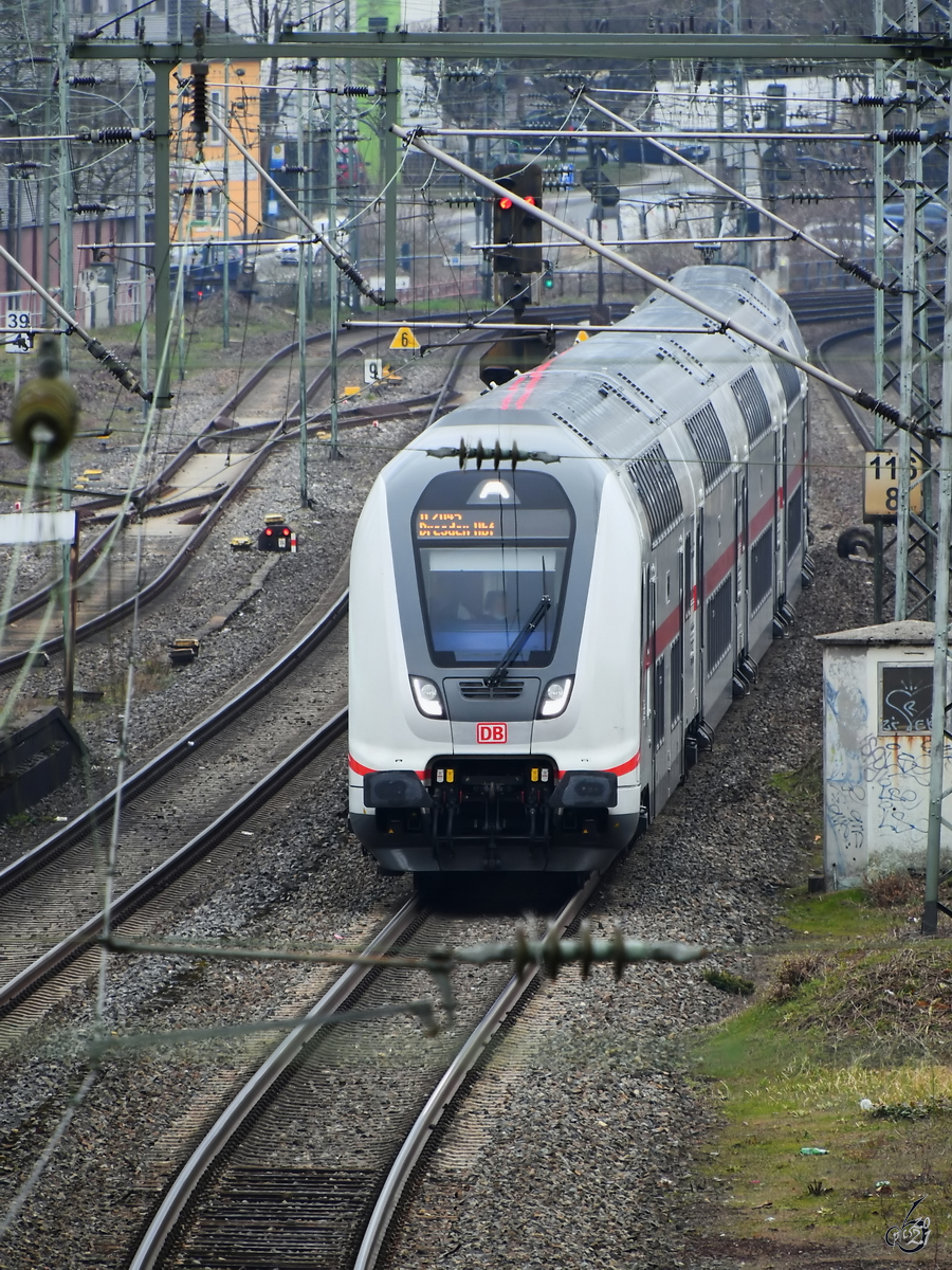 IC2047 nach Dresden Hbf bei der Durchfahrt durch Wuppertal-Unterbarmen, so gesehen im Februar 2021.