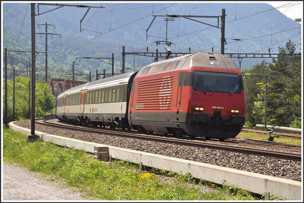 IC570 mit 460 064-9 bei Zizers. (13.05.2015)