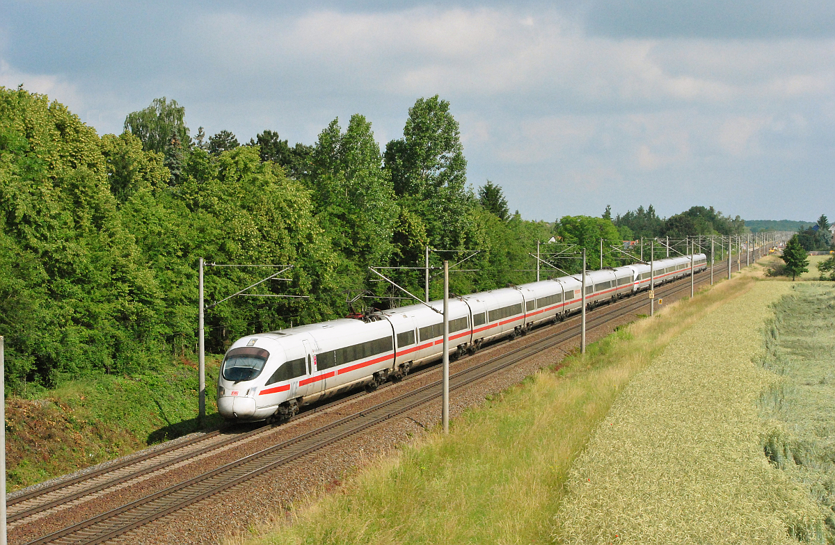 ICE 1587 von Berlin Hbf (tief) nach Leipzig Hbf, am 19.06.2016 in Zschortau.
