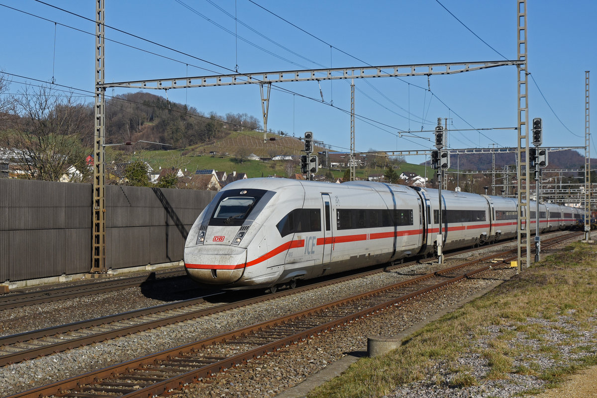 ICE 4 5812 013-1 durchfährt den Bahnhof Gelterkinden. Die Aufnahme stammt vom 07.02.2020.