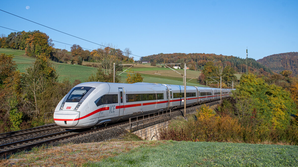 ICE 4 9033 ist am Morgen des 23.10.2021 bei Hornussen AG (CH) auf der Bözberg-Nordrampe in Richtung Zürich HB unterwegs.