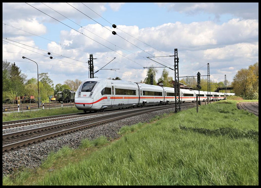 ICE 4 Nr. 9033 erreicht hier auf der Rollbahn in Fahrtrichtung Osnabrück am 7.5.2021 um 16.45 Uhr den Stadtrand von Lengerich in Westfalen.