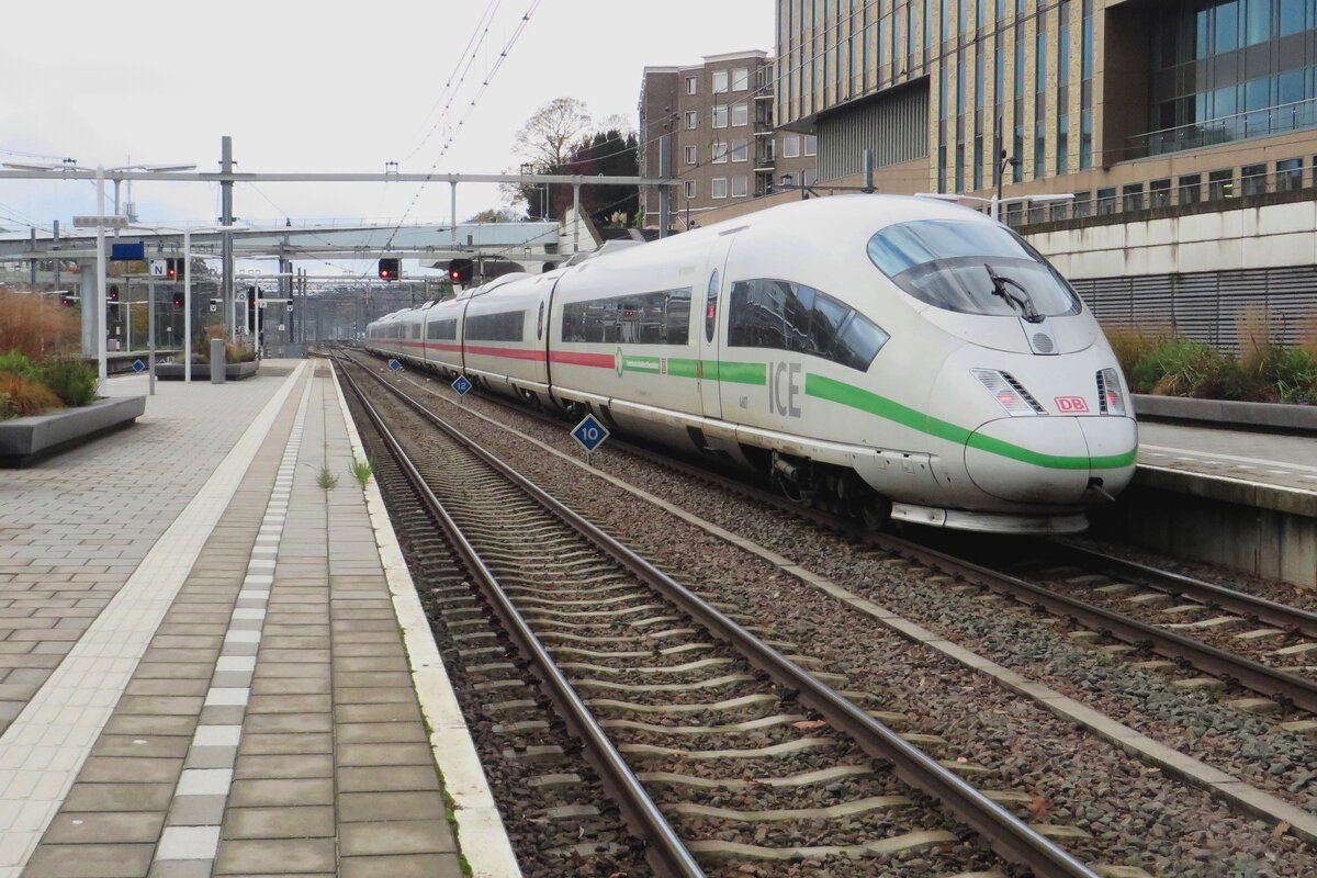 ICE 406 007 'HANNOVER' verlässt Arnhem Centraal am trüben 13 November 2021.