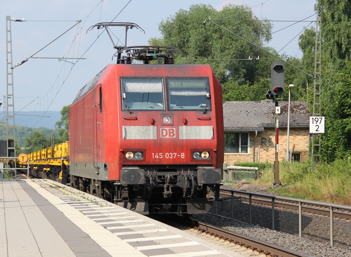 Ich denke, es wäre auch niemand auf die Idee gekommen, auf diesen Zug aufzusteigen. 145 037-8 mit Langschienen-Zug in Fahrtrichtung Süden. Aufgenommen am  09.07.2013 in Wehretal-Reichensachsen.