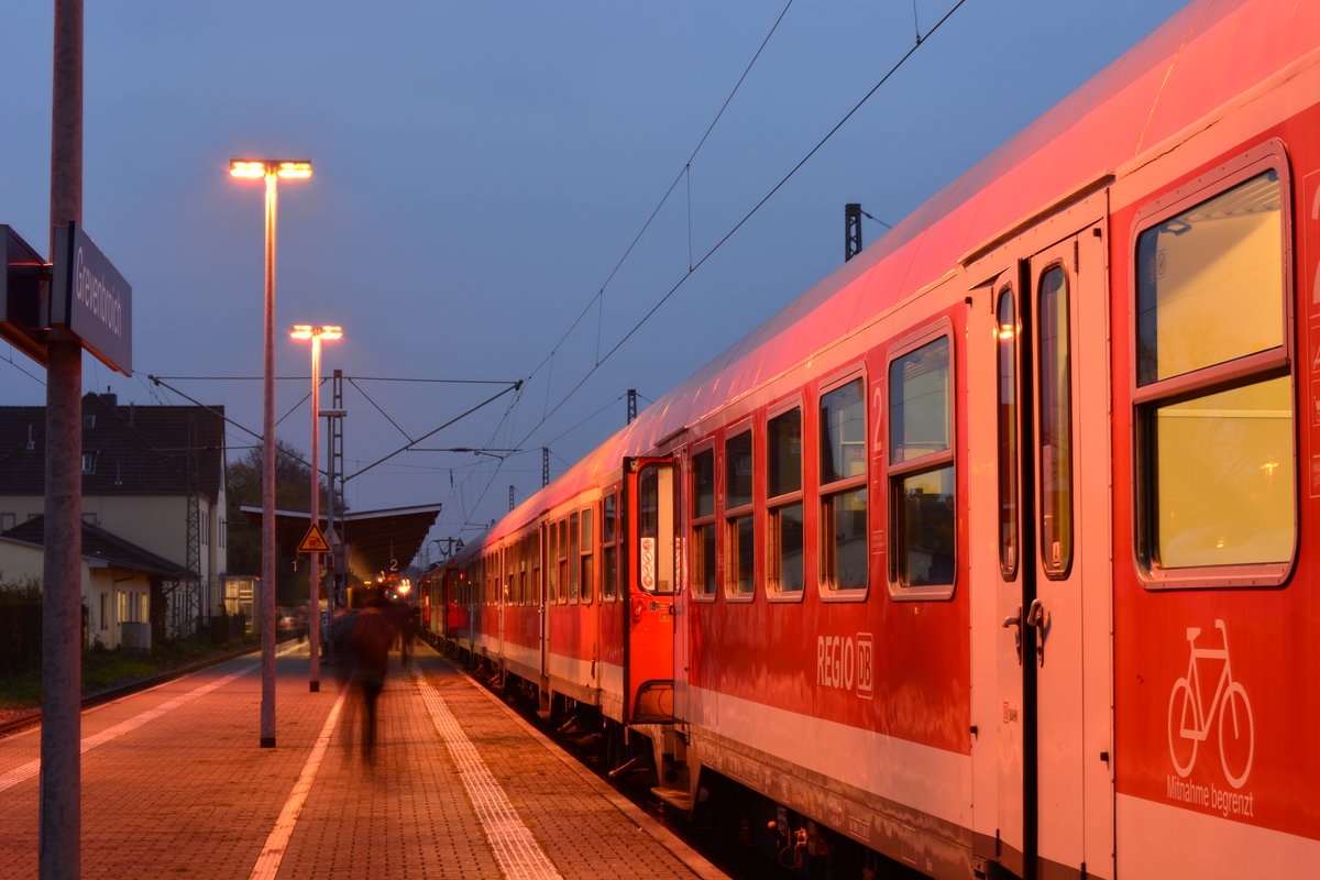 Ihre Zeit läuft ab. Ab Dezember werden die n-Wagen aus NRW komplett verschwinden. Damit geht eine Ära zu Ende. Vielen Leuten machte das Reisen mit diesen Wagen Spaß. DOch zum Fahrplanwechsel haben diese Wagen leider ausgedient. Hier steht eine n-Wagen Garnitur als RE8 Verstärker nach Mönchengladbach in Grevenbroich.

Grevenbroich 11.11.16