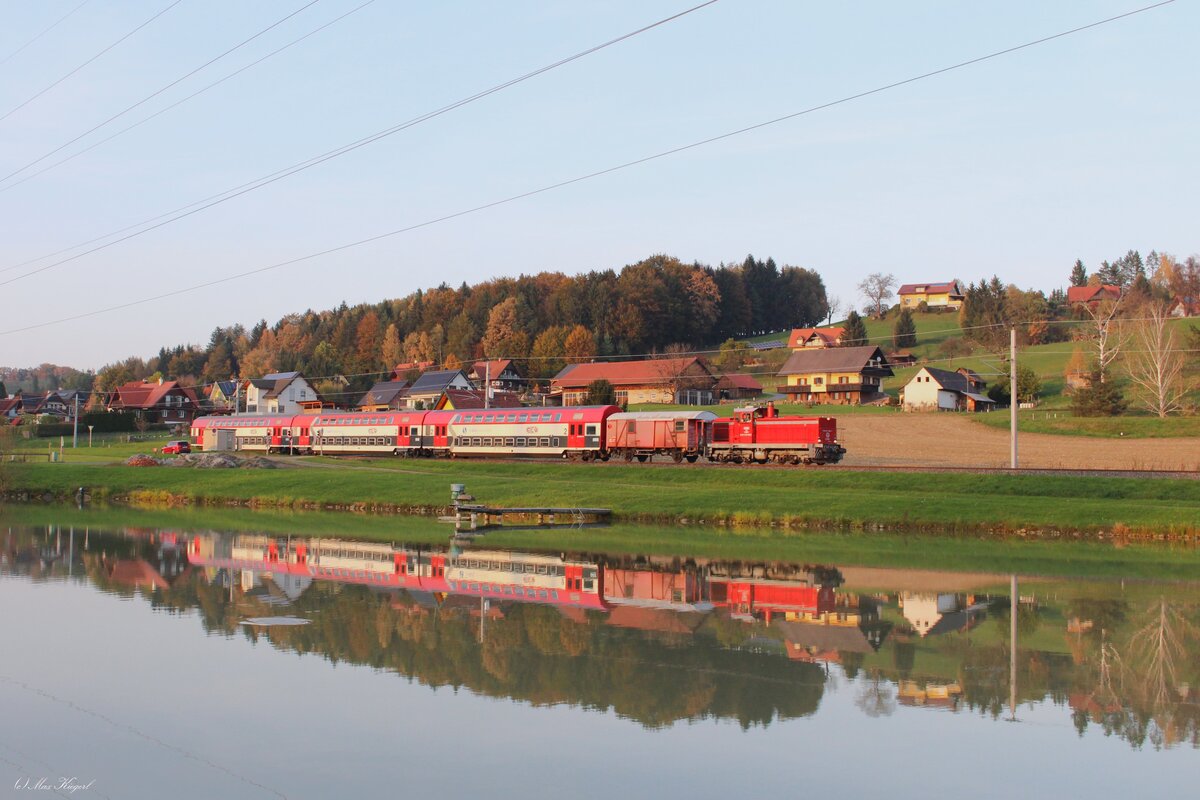 Im allerletzten Sonnenlicht des 21.10.2024 hat die 1500.6 mit dem R8567 von Graz Hbf kommend die Leibenfelder Höhe kurz hinter dem Bahnhof Deutschlandsberg erklommen und rollt hier im Ortsteil Kresbach den gleichnamigen Kresteiche entlang in Richtung Hollenegg und ihrem Ziel Wies-Eibiswald entgegen.