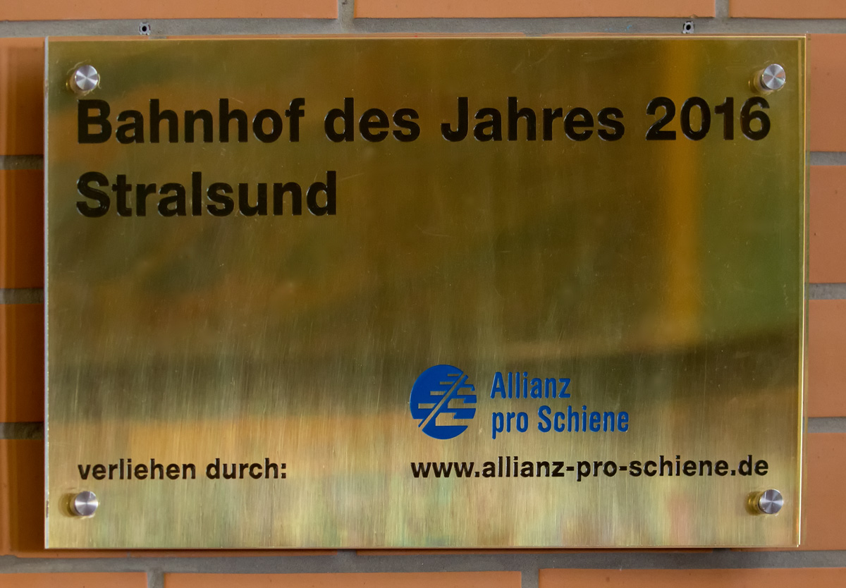 Im August wurde der Bahnhof Stralsund ausgezeichnet und erhielt nun die entsprechende Plakette. - 30.10.2016