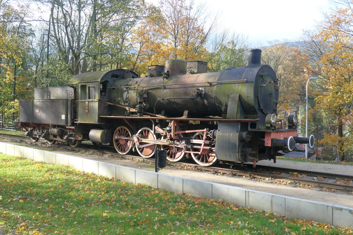 Im Bahnhof Świeradów-Zdrój erwartete mich im Oktober 2024 eine echte Überraschung; auf dem Gelände des Bahnhofes ist die ehem. Preußische G 8.1 mit der Inventarnummer Tp4-217 ausgestellt.