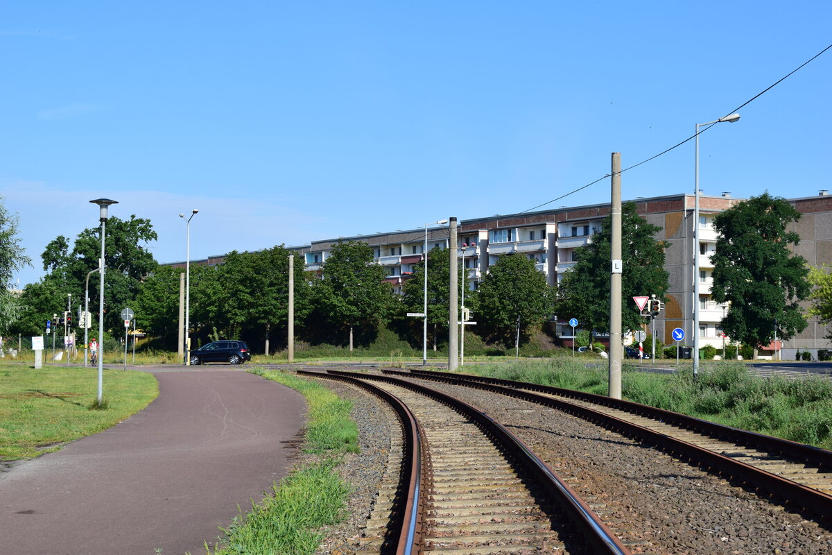 Im Bereich der Helmut-Kohl-Straße und Kreuzbergstraße macht die seit 2016 stillgelegte Strecke noch einen recht guten Eindruck. Doch die abgebaute Oberleitung verrät dass hier nichts mehr fährt.

Dessau 27.07.2020