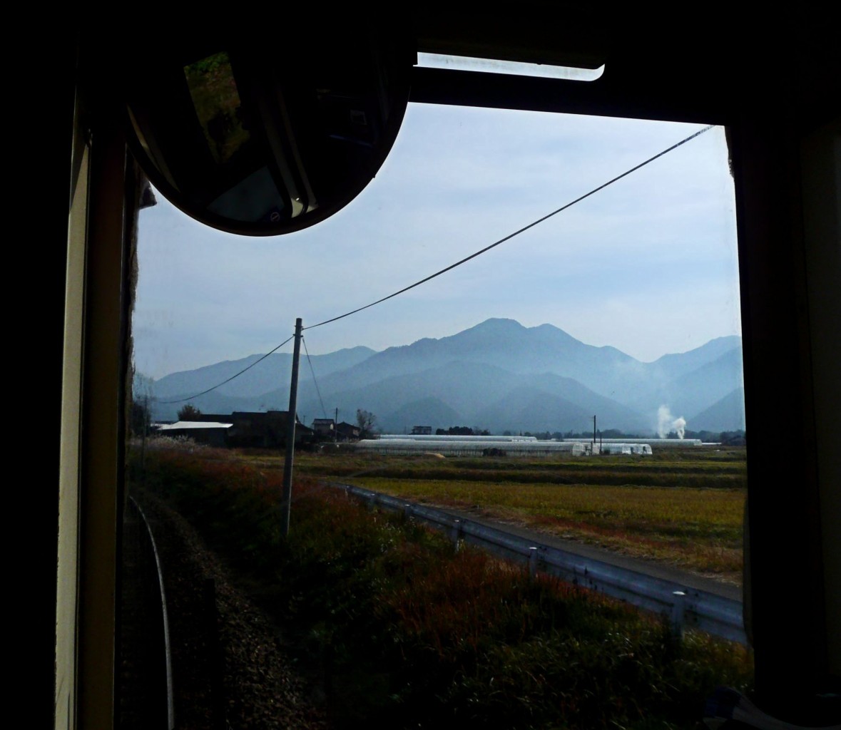 Im Dieseltriebwagen der Kumagawa-Bahn durch das frhwinterliche Kysh: Im Morgendunst nhert sich der Wagen allmhlich der Endstation - leider, denn die Strecke htte ber die Berge fhren sollen, um sich jenseits mit einer anderen (und heute nach schweren Sturmschden stillgelegten) Linie zu verbinden. Nach Higashi Taragi, 29.November 2010. 