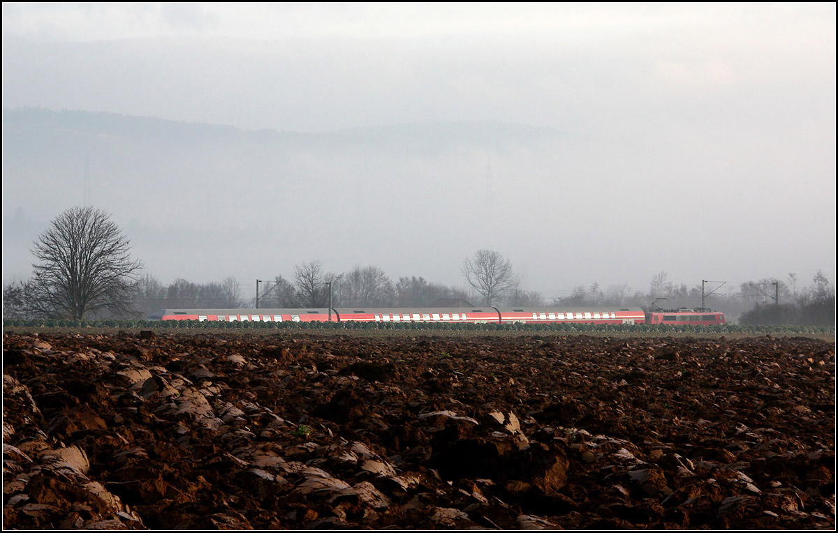 Im Einschnitt -

Die Fahrgäste auf der oberen Ebene des Regionalexpress-Zuges Stuttgart - Aalen sind klar im Vorteil was die Aussicht angeht. An der Remsbahn bei Weinstadt-Endersbach.

15.12.2016 (M)

