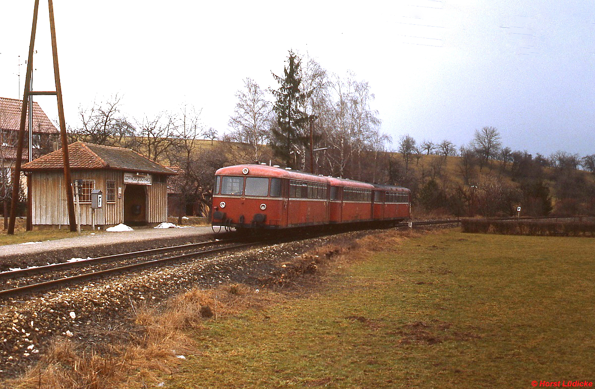 Im Februar 1986 fährt eine 798/998-Garnitur auf dem Weg von Göppingen nach Bad Boll in Göppingen-St. Gotthardt ein. Diese Bahnlinie wurde erst 1926 eröffnet und schon 1989 für den Personenverkehr stillgelegt. Es gibt aber Bemühungen, die Strecke zu reaktivieren.