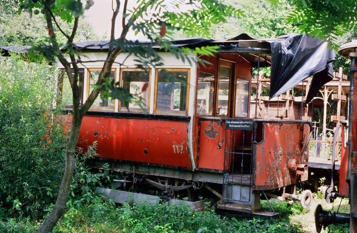 Im Freien abgestellter österreichischer Straßenbahnbeiwagen der Lendcanaltramway Klagenfurt (25.08.1986) 