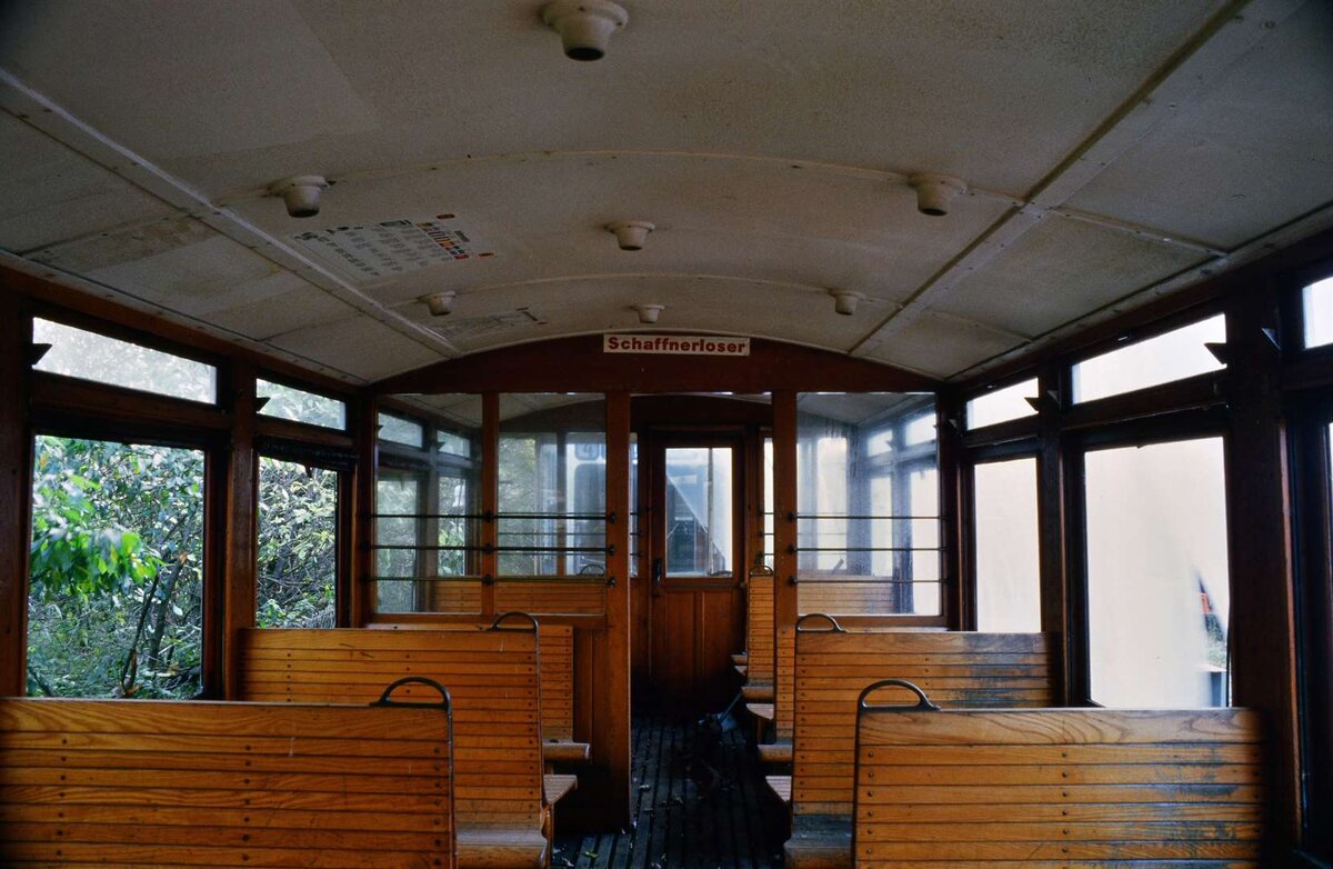 Im Herbst 1984 fand ich den uralten Stuttgarter Vorstellwagen 116 (MF Esslingen, Typ B2, Vorstellwagen Zahnrad), welcher sich zuvor so lange wie sonst kaum ein weiterer Wagen über die Gleise der Stuttgarter Zahnradbahn hoch-und hinuntergequält hatte. Er war vor dem früheren DB-Bahnhof  Schönau abgestellt und sollte dort in naher Zukunft als Museumswagen eingesetzt werden, woraus aber leider nichts wurde. 