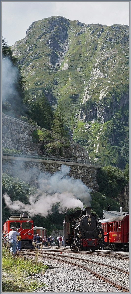 Im hochgelegen Gletsch, welches von hohen Bergen umgeben ist, rangiert die  neue  Lok der DFB, die HG 4/4 Nr 704, 1923 von der SLM erbaut und nach Vietnam geliefert, 1990 von der DFB in die Schweiz überführt und nach sehr vielen Arbeitsstunden im Herbst 2018 wieder in Betrieb genommen. 

31. August 2019