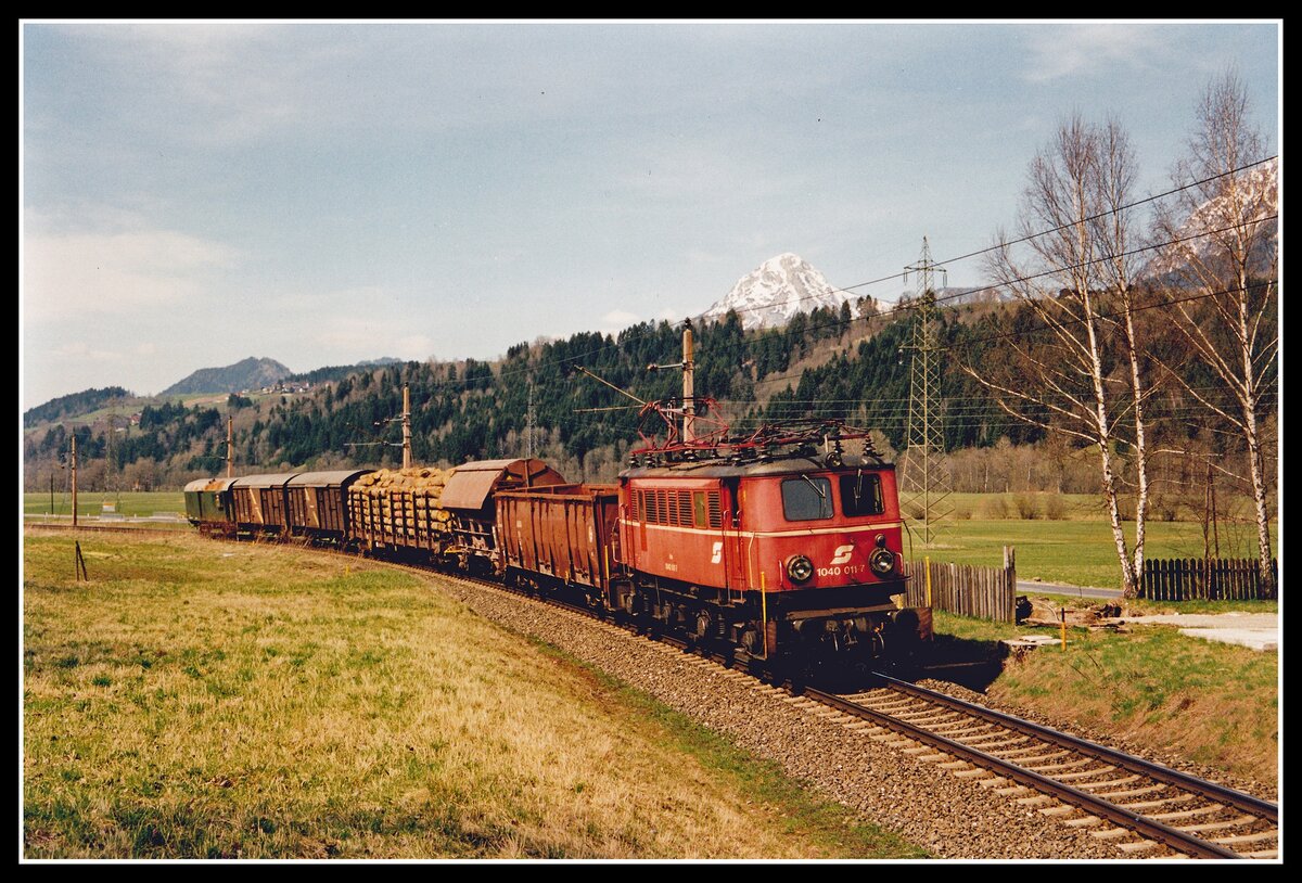 Im Jahr 2002 waren die Fahrverschubzüge im oberern Ennstal noch im Umlaufplan der Reihe 1040. Am 14.04.2002 fährt 1040 011 mit G76241 bei Öblarn durchs Ennstal.