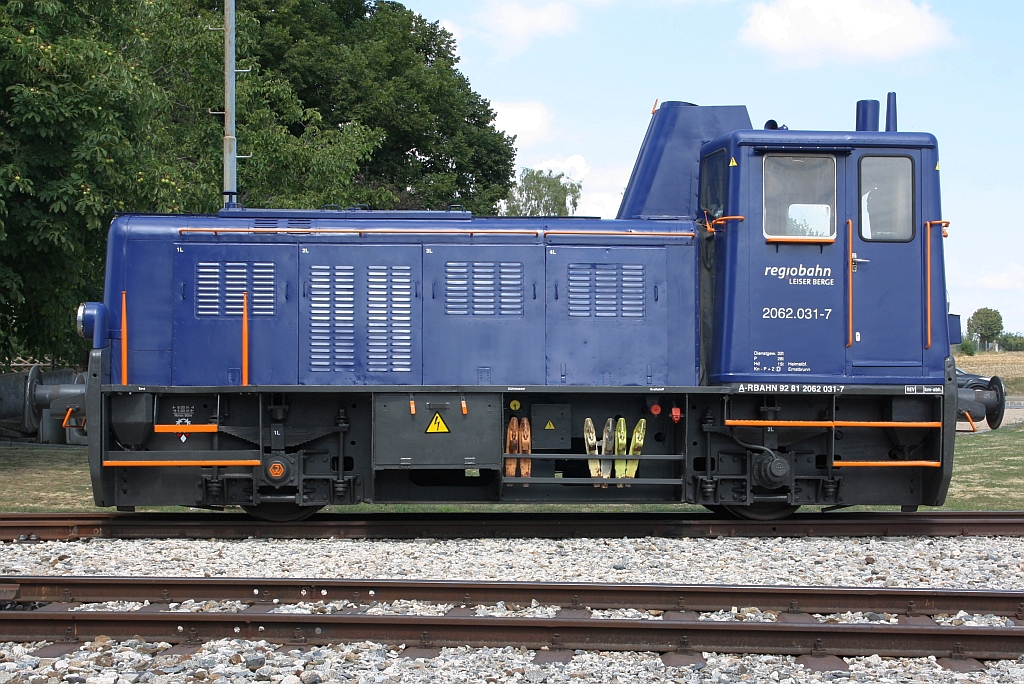 Im neuen Regiobahn-Farbkleid präsentiert sich die A-RBAHN 2062 031-7 am 03.August 2024 in Ernstbrunn.