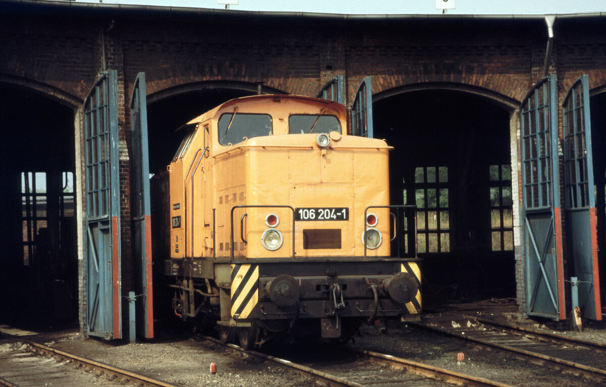 Im Schuppen des Bw. Leipzig-Wahren wartet am 19.09.1991 die 106 204 auf ihren Einsatz.