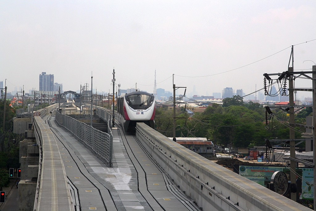 Im Streckenabschnitt der MRT Pink Line (PK) zwischen der Royal Irrigation Department Station (PK05) und der Samakkhi Station (PK04) befindet sich eine Wendeanlage. Aus diesem Grunde gabelt sich hier die Trasse. - im Bild vom 25.März 2024 die besagte Gabelung mit MRT PM18 (Hersteller: Bombardier Transportation + CRRC Nanjing Puzhen, Type Innovia Monorail 300).