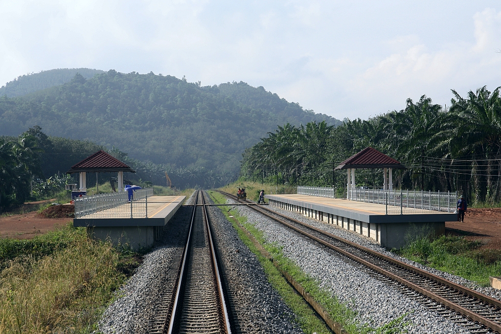 Im Zuge des 2 gleisigen Ausbaues der Southern Line erhalten auch einfache Haltestellen neue, hohe Bahnsteige. So wie hier die Ban Sap Som Boon Station am 08.Dezember 2023.