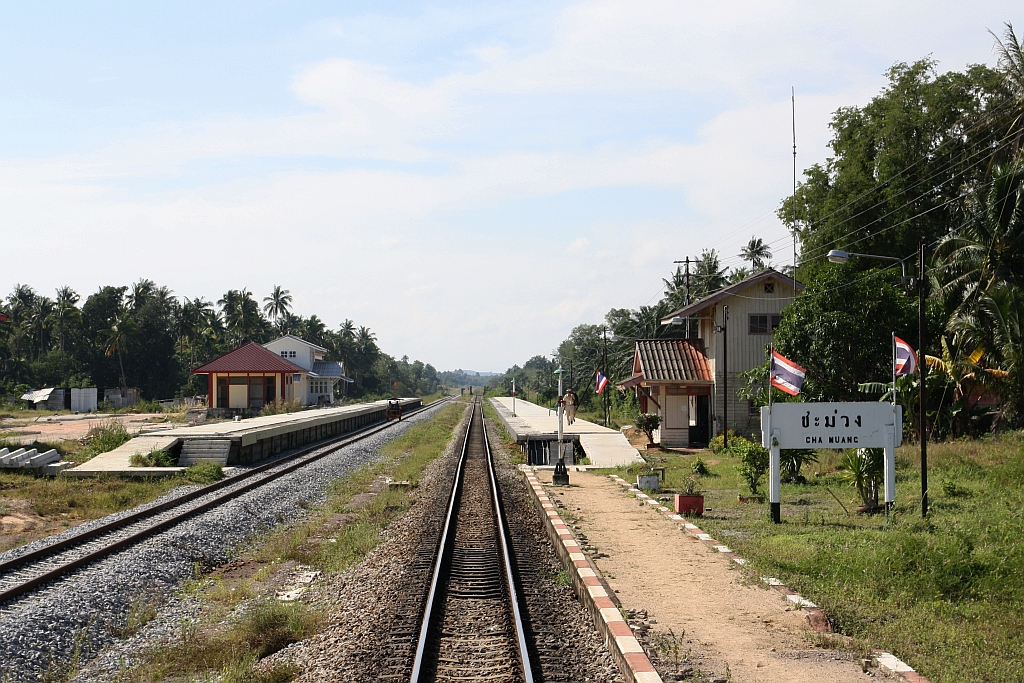 Im Zuge des 2 gleisigen Ausbaues der Southern Line, wurde auch die Cha Muang Station neu errichtet. - Am 08.Dezember 2023 wurden die neuen Bahnsteige schon benutzt, die Betriebsabwicklung erfolgte aber noch im alten Aufnahmegebäude.