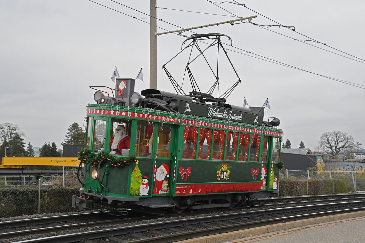 Immer in der Vorweihnachtszeit fährt das Weihnachtstram durch die Stadt Basel. Am 11.12.2024 fährt der Ce 2/2 181 Richtung Haltestelle Münchensteinerstrasse. Aufnahme Basel.