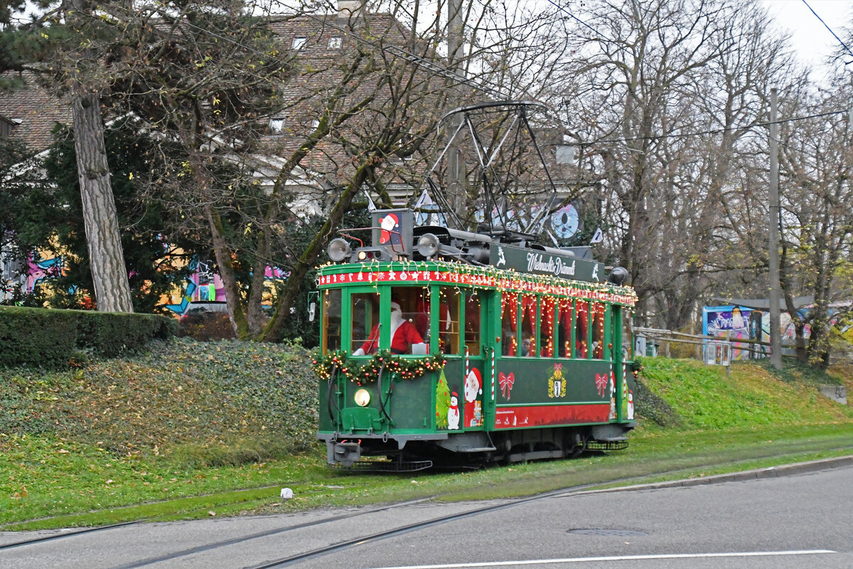 Immer in der Vorweihnachtszeit fährt das Weihnachtstram durch die Stadt Basel. Am 11.12.2024 fährt der Ce 2/2 181 Richtung Haltestelle Denkmal. Aufnahme Basel.