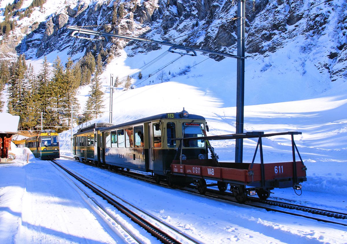 In der Ausweiche Bannwald liegt im selten benutzten Ausweichgleis noch die alte Riggenbach-Zahnstange. Während Panorama-Triebwagen 149 vom Tal heraufkommt, wartet Triebwagenzug 113 darauf, nach Wengen hinunterzufahren. 13.Januar 2018. 