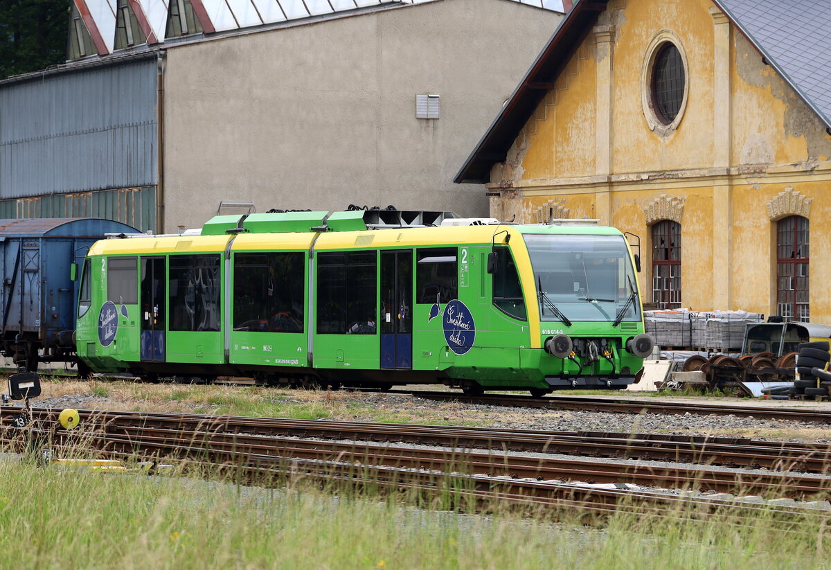In Bečov nad Teplou   ist ein TW der Baureihe  818 des EVU Švestková dráha abgestellt.
Železniční trať Čížkovice–Obrnice (přezdívaná Švestková dráha) die Pflaumenbahn. 21.06.2024 12:45 Uhr.
